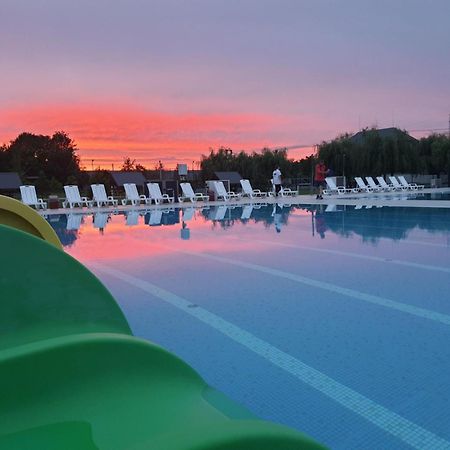 Tulipan Hotel Aquapark Vyshkove Exterior foto